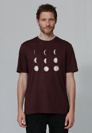 Bordeaux T-shirt met korte mouwen, voorzien van een grafisch ontwerp van maanfases in lichtgrijs, met voorstellen van de halve maan en volle maan.
