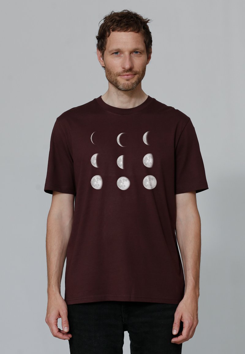 T-shirt bordeaux à manches courtes avec un graphique des phases lunaires en gris clair, mettant en avant des designs de croissant de lune et de lune pleine.