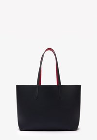 Bolso tote de cuero negro con textura lisa, interior rojo, dos asas y diseño minimalista. No presenta herrajes visibles ni adornos.