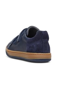 Sneaker blu navy realizzati in pelle e camoscio, con una finitura testurizzata, suola in gomma marrone chiaro e collo imbottito.