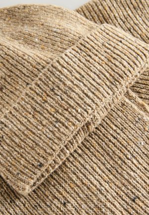 Tissu en tricot texturé marron avec des côtes verticales, comportant des éclats de fibres claires et foncées. Matériau doux et épais.