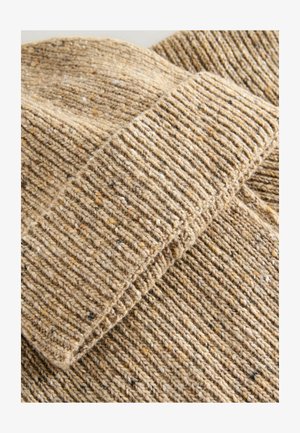 Brauner strukturierter Strickstoff mit vertikalen Rippen, der schimmernde helle und dunkle Fasern enthält. Weiches und dickes Material.