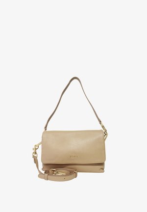 Beige leren handtas met klepontwerp, verstelbare riem en gouden hardware accenten. Gladde textuur met logodetail aan de voorkant.