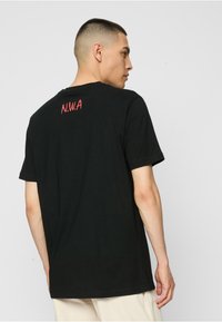 Mister Tee N.W.A - Nyomott mintás póló - black