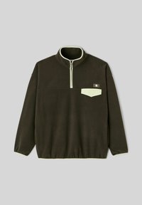 Polaire marron foncé avec demi-fermeture éclair, doublure de col beige clair et poche poitrine boutonnée assortie sur fond gris.