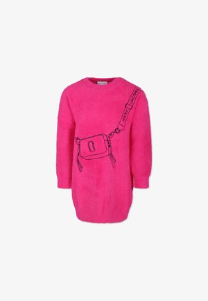 Maglione rosa morbido e oversize con maniche lunghe e una grafica di una borsa disegnata sulla parte anteriore, con contorni e dettagli neri.