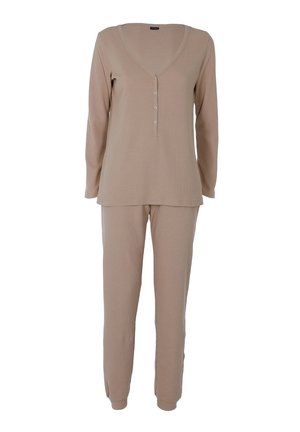 Maglia a maniche lunghe in tessuto a nido d'ape beige morbido con bottoni e pantaloni abbinati con polsini, mostrati su sfondo bianco.