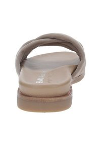 Sandali flip-flop beige con una fascia di tessuto intrecciato, sole morbido e una suola piatta e resistente. Design minimalista con una texture sottile.