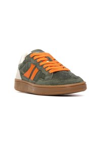 Sneakers in suede verde e beige con lacci arancioni. Presentano una suola in gomma testurizzata e strisce laterali. Lo stile include dettagli perforati.