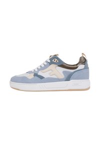 Sneaker a bassa top con pannelli bianchi, azzurri chiari, beige e marroni scuri, lacci bianchi e una spessa suola bianca con il marchio "Faguo".