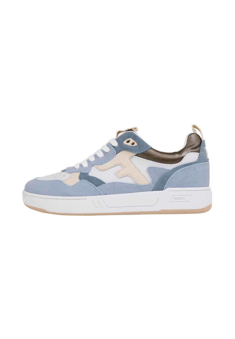 Sneaker a bassa top con pannelli bianchi, azzurri chiari, beige e marroni scuri, lacci bianchi e una spessa suola bianca con il marchio "Faguo".