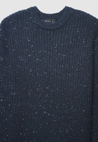Maglione lavorato a maglia blu navy con scollatura a girocollo, caratterizzato da un motivo testurizzato e macchie di blu chiaro e bianco. Etichetta visibile.