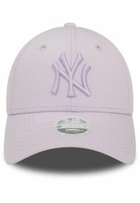 Gorra de béisbol lila con un logo bordado de Nueva York. Tela suave, correa ajustable y visera curvada. Estilo 9FORTY diseñado para mujeres.
