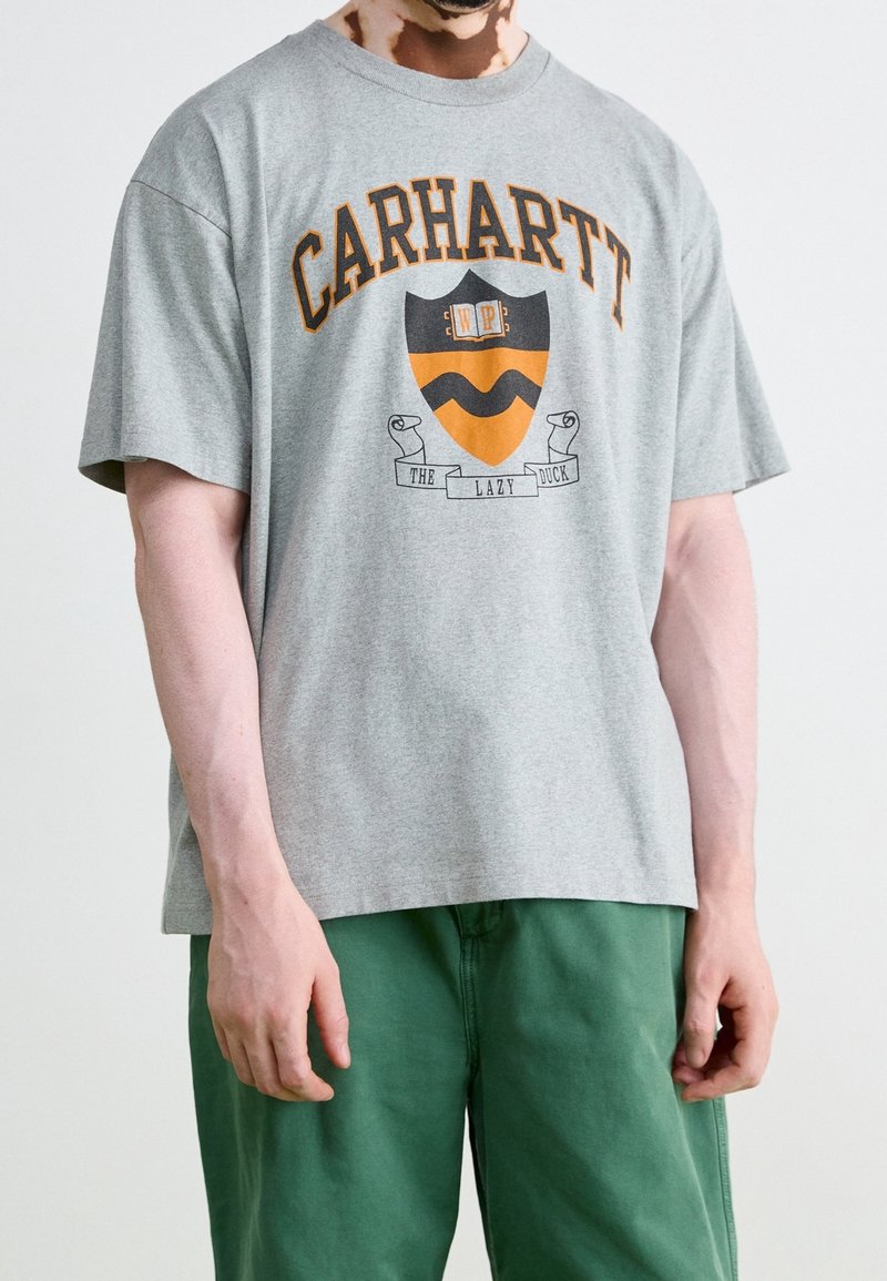 Grau Baumwoll-T-Shirt mit lässiger Passform, ausgestattet mit einem Schildgrafik in Orange und Schwarz sowie dem Text "DER FAULENTE ENTEN" auf einem Banner.