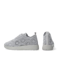 Grå hæklede sneakers med et tekstureret mønster, gummisål, snørebåndsdesign og en sløjfe-pull-tab på hælen for nem påtagning.