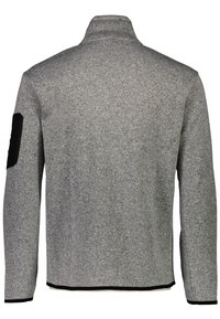 Harmaa fleece-takki, jossa on korkea kaulus, pitkät hihat ja musta yksityiskohta vasemmassa kädessä. Sujuva rakenne ja istuva muotoilu, ei näkyviä kiinnikkeitä.