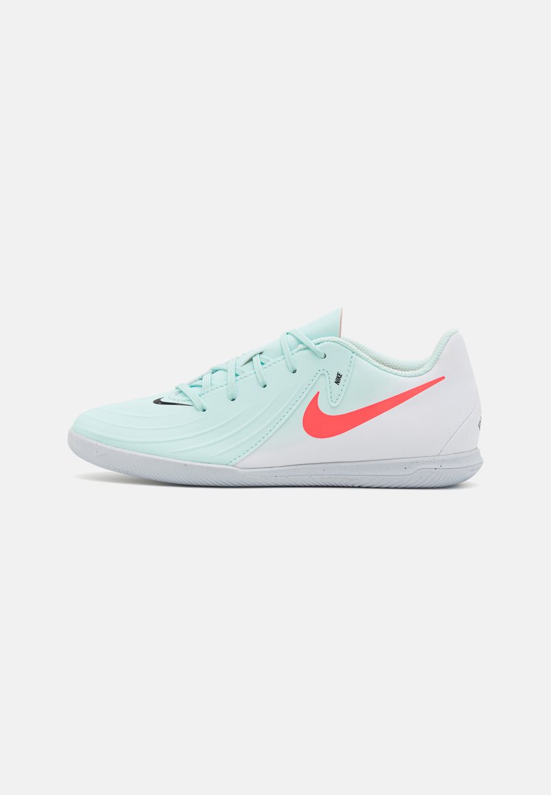 Világoskék sportcipők textúrázott felsőrésszel, rózsaszín Nike logóval és fehér sarokkal. Lekerekített orr és gumi talp a tapadásért.
