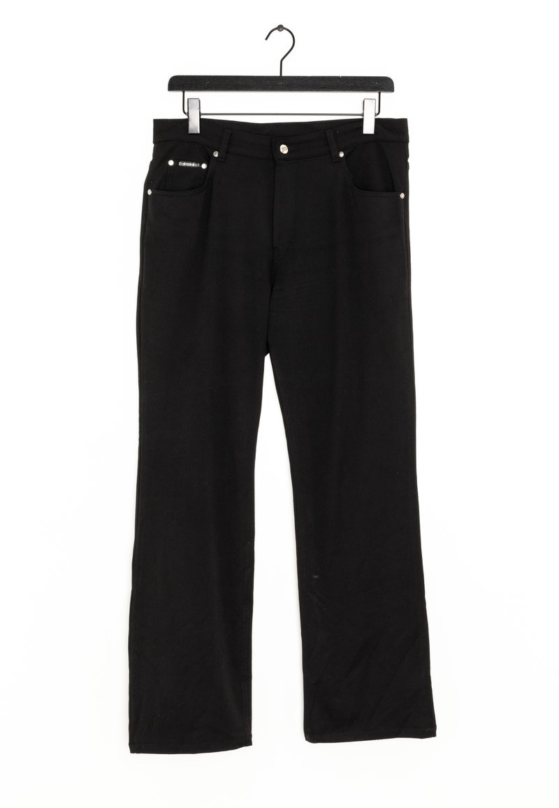 Svarta jeans hängande på en svart galge, med en rak ben design, två framfickor och metallaccessoarer.