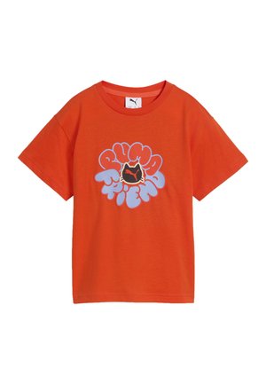 T-shirt arancione a maniche corte Puma con scollo rotondo e grafica centrale di un gatto nero circondato da lettere blu a bolle che formano la parola Puma.