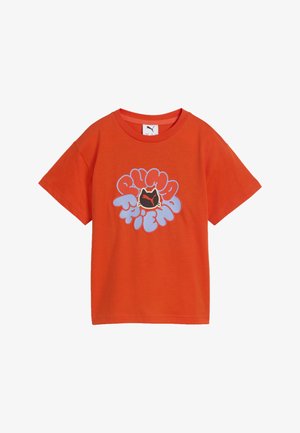 Orange kortærmet Puma T-shirt med rund halsudskæring og et centralt grafik af en sort kat omgivet af blå boblebogstaver med teksten Puma.