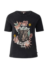 Zwarte katoenen T-shirt met een centraal tijgerafbeelding, omringd door kleurrijke bloemaccenten en de tekst "de lokale liefhebbersclub."
