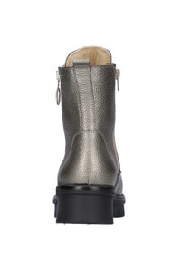 Metalen grijze enkellaars met een textuur van leer, een rits aan de zijkant en een robuuste zwarte zool. Gevoerd met lichtgekleurde stof.