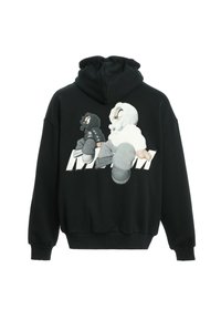 Sudadera negra con un diseño en 3D de dos personajes de estilo caricaturesco, uno en blanco y otro en negro, sentados sobre un texto estilizado en blanco.