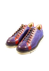 Scarpe in pelle viola e rosse con motivo a coccodrillo traforato, punta arrotondata, design con 6 occhielli e suola in gomma bianca.