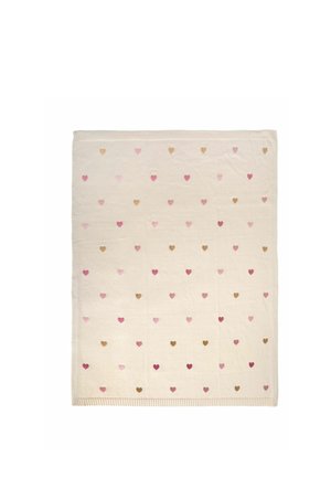 Dekentje in roomkleur met kleine roze, rode en gouden hartjes, gelijkmatig verdeeld in rijen, met een geribbelde rand boven en onder.