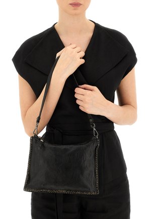 Borsa nera in pelle con forma rettangolare, caratterizzata da dettagli in metallo lungo il bordo e una tracolla removibile.