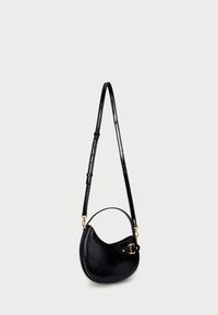 Fekete lakk bőr, félhold alakú kézitáska állítható hosszú pánttal, rövid fogantyúval és aranyszínű csat részlettel, sima háttérrel.