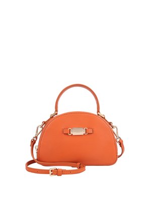 Kleine oranje leren handtas met een bovenhandvat, verstelbare schouderriem en goudkleurige hardware op een witte achtergrond.