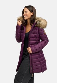 Abrigo acolchado morado con capucha de pelo sintético, diseño acolchado y cierre con cremallera. Presenta un parche de logo y bolsillos laterales.