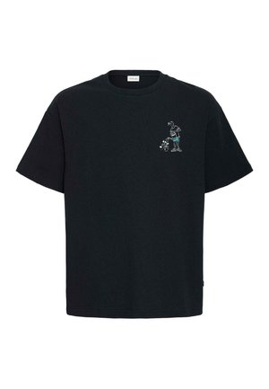 Must musta ümara kaelusega T-särk, mille vasakul rinnal on väike joonistus inimesest, kes kastab potitaime.