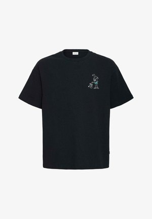 Zwart T-shirt met ronde hals en kleine afbeelding van een persoon die een plantenpot water geeft op het linkerborststuk.