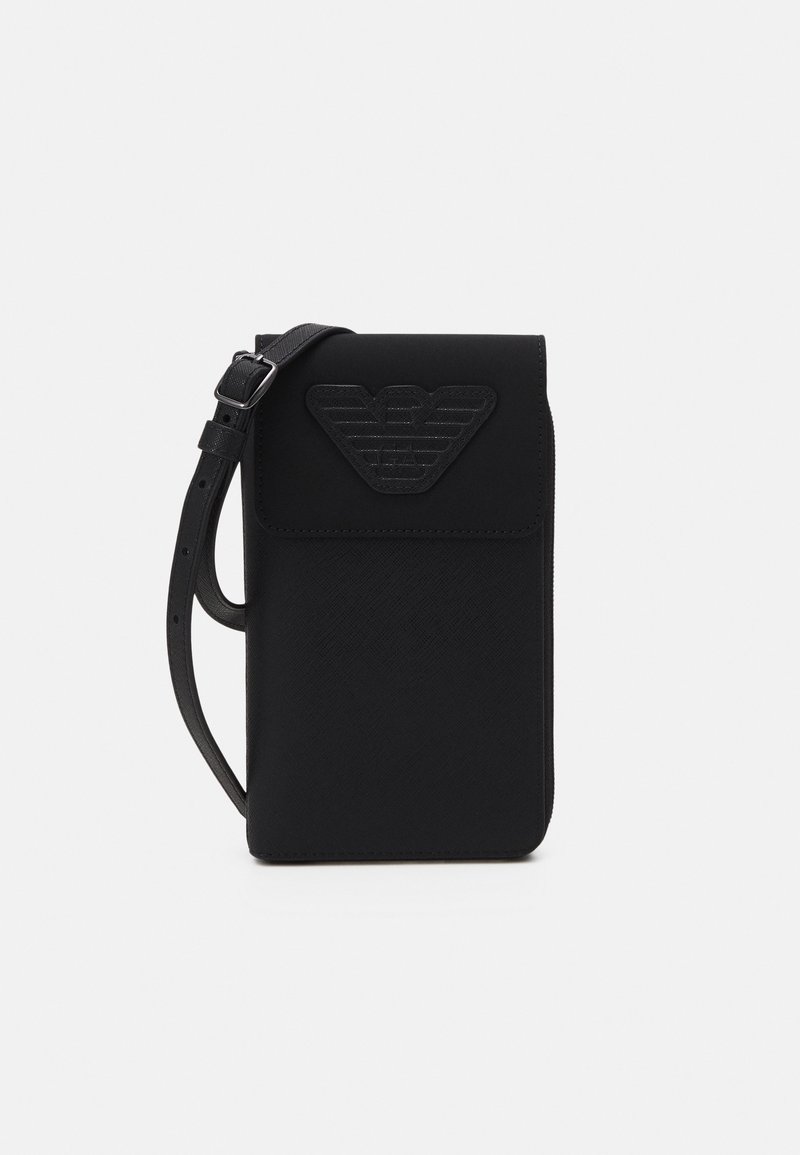 Černá kožená kabelka přes rameno s embosovaným logem, s texturovaným povrchem, obdélníkovým tvarem a nastavitelným popruhem.