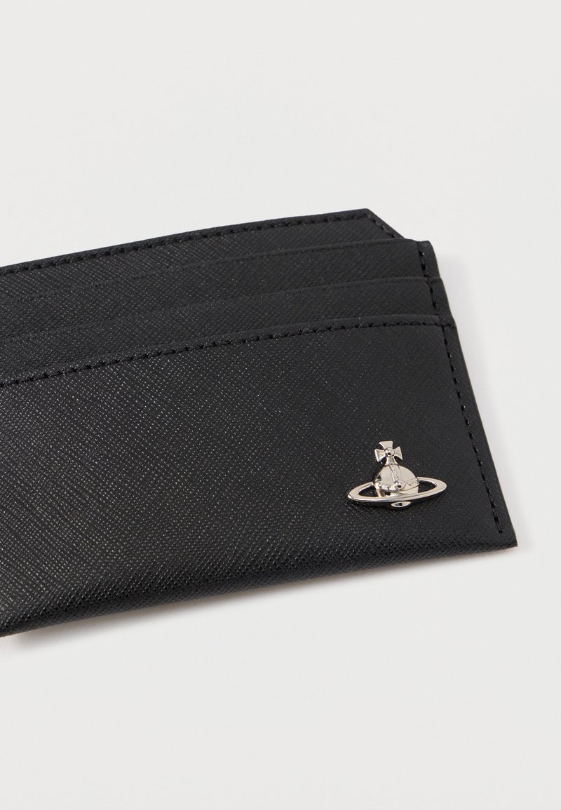 Zwarte kaarthouder van textuurmateriaal met vier vakken en een zilveren hardware-detail in de vorm van een planeet met een kruis bovenop.