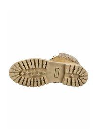 Mittelhohe Stiefel mit einer beigen Gummisohle, die tiefe Profilrillen für besseren Halt aufweist, einem strukturierten Obermaterial in Hellgelb und weichen Fellakzenten.