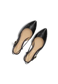 Zwarte leren slingback schoenen met spitse neuzen, een lichtbruine binnenzool en een kleine gouden gesp op de band. Glad textuur en slank ontwerp.