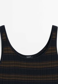 Débardeur noir à côtes sans manches avec des rayures horizontales marron et un col rond de Massimo Dutti.