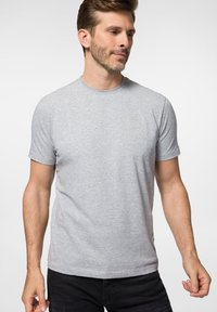 Szara bawełniana koszulka z krótkim rękawem, okrągłym dekoltem i dyskretnym logo na lewej piersi. Gładka tekstura i klasyczny krój.