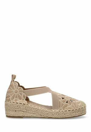 Espadrille beige con bordado floral, correas elásticas y suela de cuerda de yute. El diseño de punta abierta resalta los intrincados patrones.