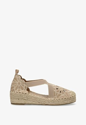 Espadrille beige con bordado floral, correas elásticas y suela de cuerda de yute. El diseño de punta abierta resalta los intrincados patrones.