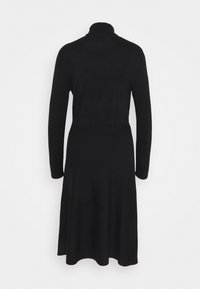 Robe noire à manches longues en tissu tricoté. Elle présente un col, une taille ajustée et une jupe évasée, avec une couleur unie et une texture lisse.