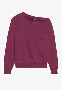 Maroon dukserica s otkopčanim ramenima, dužim rukavima, mekanim teksturom, rebrastim manžetama i rubom, te minimalnim brendiranjem na izrezu.