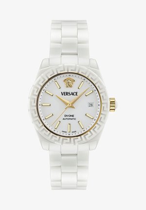 Versace DV One automatinis laikrodis turi baltą keraminę apyrankę, auksinius akcentus, baltą ciferblatą, graikų rakto raštą ant bezelio ir liūto emblemą.
