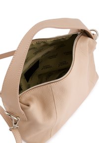 Beige læder håndtaske med en struktureret overflade, udstyret med lynlåslukning og en indvendig foring i et mønstret stof med "VENEZIA".