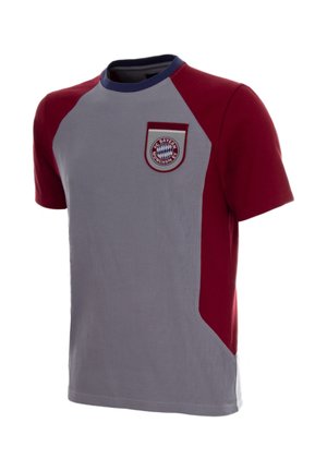 Korte mouwen FC Bayern München-shirt met een grijs voorpaneel, rode mouwen en zijkanten, en een clublogo-patch op de borst.