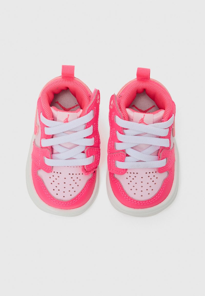 Scarpe da ginnastica rosa con lacci bianchi, dotate di linguetta imbottita e punta perforata, tomaia testurizzata e dettaglio con logo sul lato.