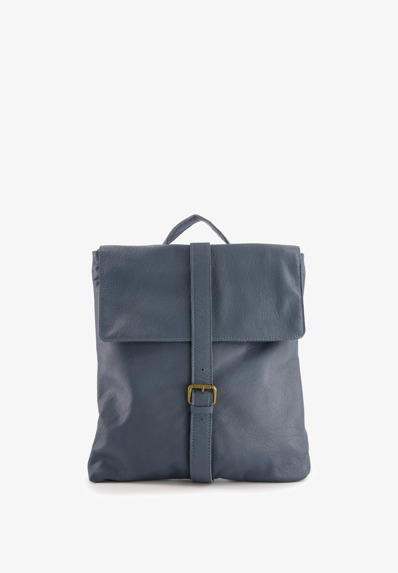 Sac à dos en cuir bleu ardoise avec un rabat repliable, une fermeture par boucle métallique et une poignée supérieure. Texture lisse avec un détail de marque subtil.